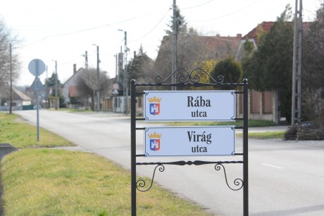 Új utcajelző táblákat helyeztek ki Feketehegy-Szárazréten